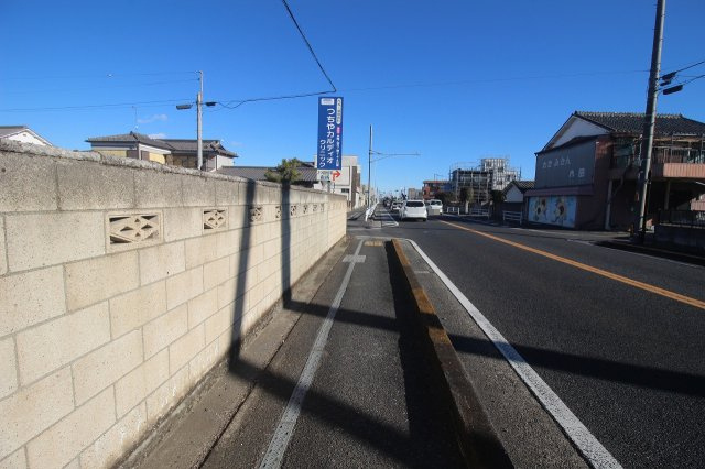 小山市間々田の前面道路含む現地写真|南東側道路（2026年1月撮影）