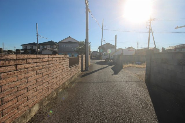 小山市間々田の前面道路含む現地写真|北東側道路（2026年1月撮影）