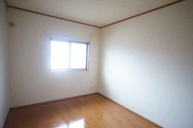 クレストパーク東生駒の洋室