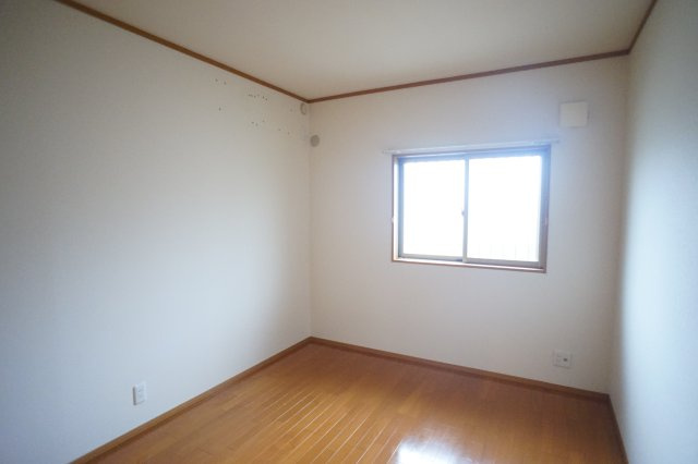 クレストパーク東生駒の居間・リビング