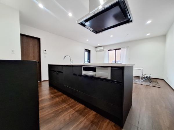 AG-HOUSE　梅が丘　A棟のキッチン|広々とした空間が魅力のキッチンです。モダンなデザインが空間に調和しています。ダークカラーのキッチンが落ち着いた雰囲気を演出します。開放感のあるレイアウトが特徴です。