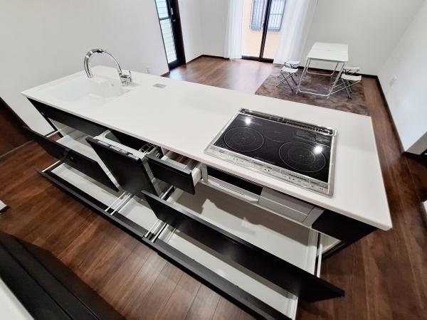 AG-HOUSE　梅が丘　A棟のキッチン|IHクッキングヒーターとシンクが一体となったカウンターキッチンです。収納スペースが豊富で引き出しも開閉しやすい仕様です。広々とした作業スペースが確保されています。