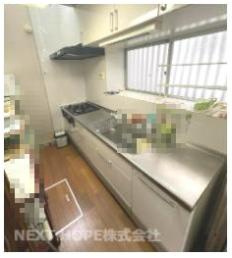 【キッチン】 | 川西市東畦野３丁目中古戸建 | 収納力のあるシステムキッチンです♪シンク前には窓も有り、明るく快適です！！