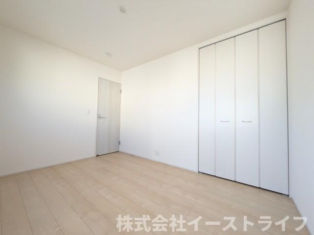 【新築戸建】　いわき市泉町5丁目第2　長期優良住宅の子供部屋|同社施工写真　窓から日が差し込む明るい洋室。シンプルな造りなので配置するインテリア次第でお好きなお部屋の雰囲気に変えられます。