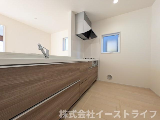 【新築戸建】　いわき市泉町5丁目第2　長期優良住宅のキッチン|対面式キッチンなので、リビングルームにいるご家族の様子を見ながら調理ができ、小さなお子様がいる家庭でも安心です。