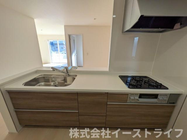 【新築戸建】　いわき市泉町5丁目第2　長期優良住宅のキッチン|使い勝手の良いシステムキッチンで、対面式なのでご家族との団欒にもぴったりですね(^^)/また、収納力もあり〇