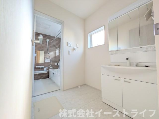 【新築戸建】　いわき市泉町5丁目第2　長期優良住宅の独立洗面台|三面鏡の洗面台は収納スペースが豊富で、鏡の周りには棚もあるため、洗顔用品や歯ブラシ、うがい用のコップ、整髪料、スキンケア用品、化粧品などを置いて整理することができます。