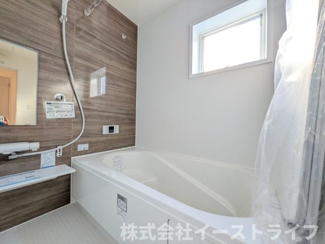 【新築戸建】　いわき市泉町5丁目第2　長期優良住宅の浴室|１坪サイズのバスルーム。浴室換気乾燥機を標準装備。乾きやすい床やお手入れのしやすい排水口など、いつも清潔にご使用いただけます。