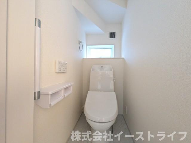 【新築戸建】　いわき市泉町5丁目第2　長期優良住宅のトイレ|白を基調とした、シンプルながらも落ち着くデザインです。洗浄機付き温水便座で機能性もばっちりです！