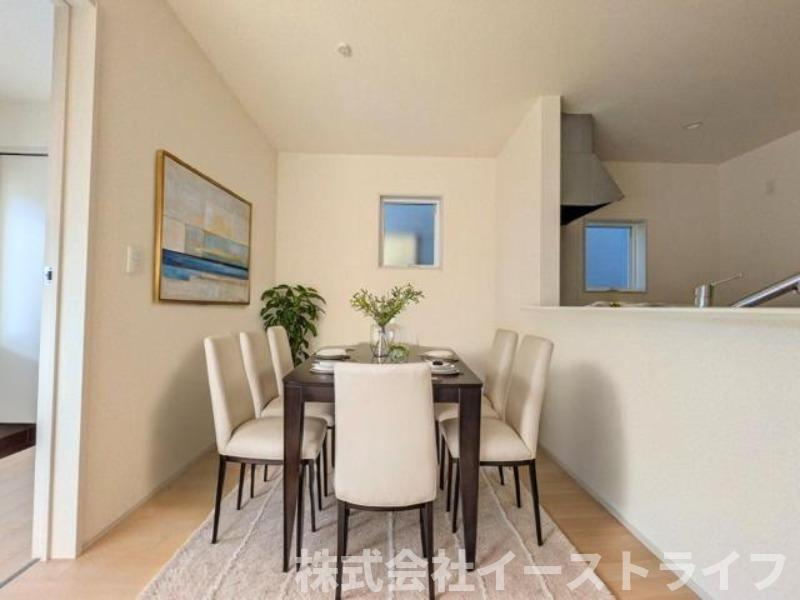 【新築戸建】　いわき市泉町5丁目第2　長期優良住宅のダイニング|ダイニングに家具を配置したイメージ画像です
※本画像はCGで作成しており、実際に現地に 家具は置かれておりません。また、価格に 家具は含まれておりません。