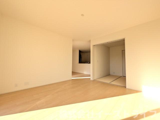 【新築戸建】　いわき市泉町5丁目第2　長期優良住宅の居間・リビング|隣に和室がある日当りの良いリビングです