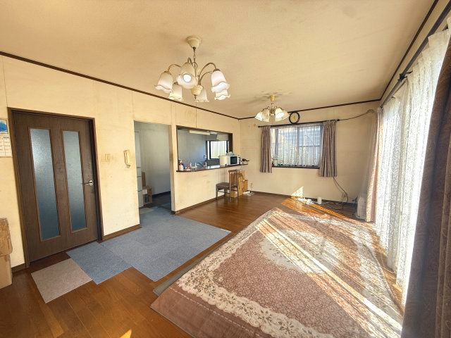喜入中名町戸建の居間・リビング|1階LDKです♪