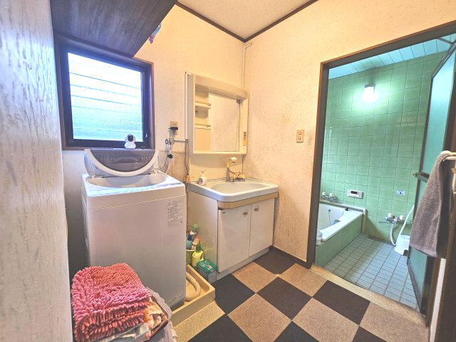 喜入中名町戸建の脱衣所|お風呂の横には洗面脱衣所があります！