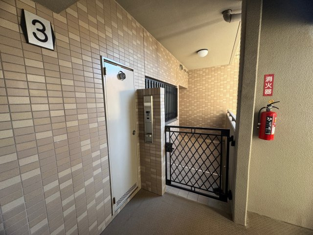 サーパスいづろの玄関|明るい玄関です