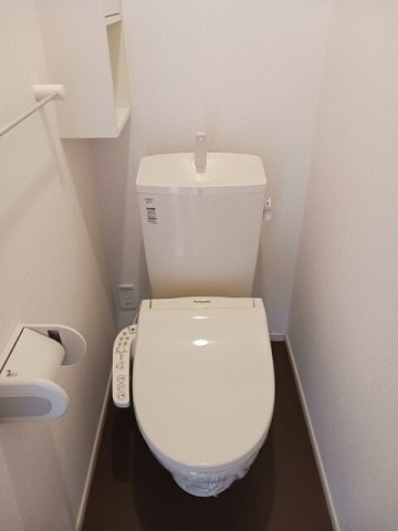落ち着いた色調のトイレです