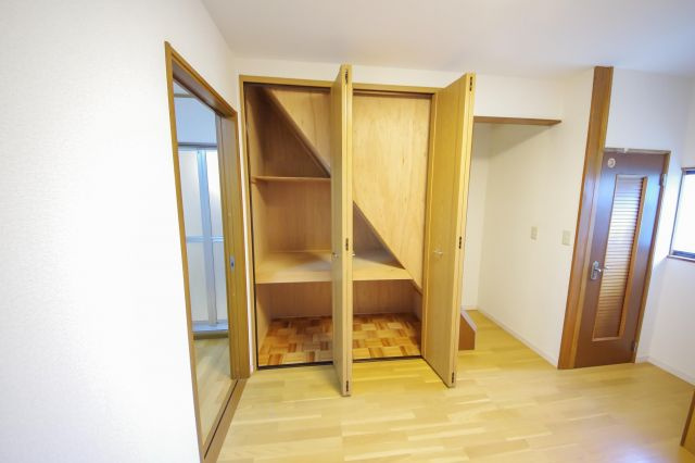 野田通1/2貸家の収納|1F洋室4.5帖クローゼット