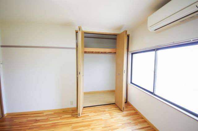 野田通1/2貸家の収納|2F洋室6帖クローゼット