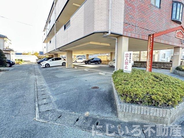 パレスノアの駐車場