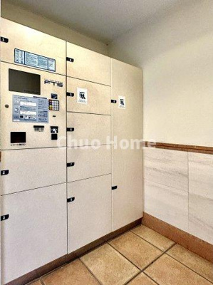 【設備】 | ダイアパレスアビエント亀戸 | 【宅配ボックス】在宅時・不在時に関わらず、居住者の代わりに非対面で宅配物を受け取ってくれる便利な設備です。わかりやすくご説明致しますので見学時にはお部屋だけではなく共用部分もぜひチェックしてください。