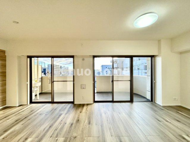 ダイアパレスアビエント亀戸の居間・リビング|【リビングダイニング】一日の中で多くの時間を過すことになるリビングダイニングだからこそ、いつも穏やかな空間であることが必然。爽やかな通風と採光を存分に感じる事が出来る空間です。