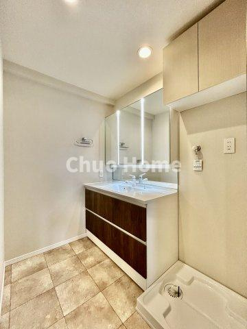 ダイアパレスアビエント亀戸の脱衣所|【洗面所】明るい洗面所は朝をすっきりさせてくれる空間です。バタバタしている忙しい朝でも収納が多い洗面台では短い時間で効率良く支度ができます。