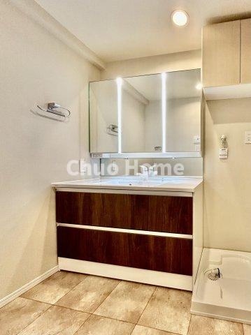 ダイアパレスアビエント亀戸の独立洗面台|【洗面化粧台】洗面化粧台には三面鏡を採用。身だしなみを整えやすい事はもちろんですが、鏡の後ろに収納スペースを設ける事により、散らかりやすい洗面スペースをすっきりさせる事が出来るのも嬉しいですね