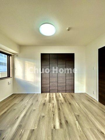 ダイアパレスアビエント亀戸の洋室|【洋室】快適に過ごす条件は、一人ひとり違います。だからこそ飾り過ぎないシンプルな内装と偏り過ぎないデザインで統一しております。居住していく中でオーナー様だけの【マイホーム】に創り上げて下さい