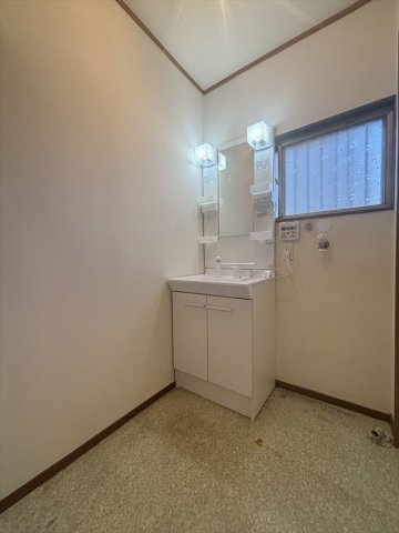 清地６丁目貸家の洗面所|スペースが確保できる洗面所です