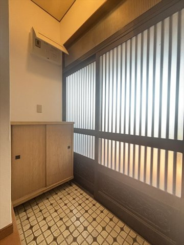 清地６丁目貸家の玄関|収納もある玄関です