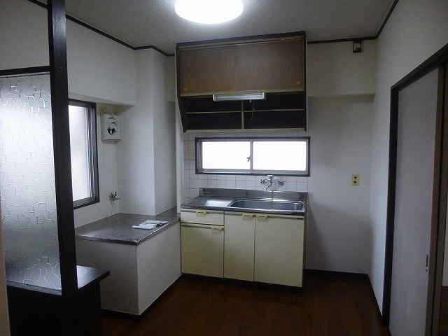 丸山コーポの居間・リビング|こちらのリビングで趣味の時間をお楽しみください