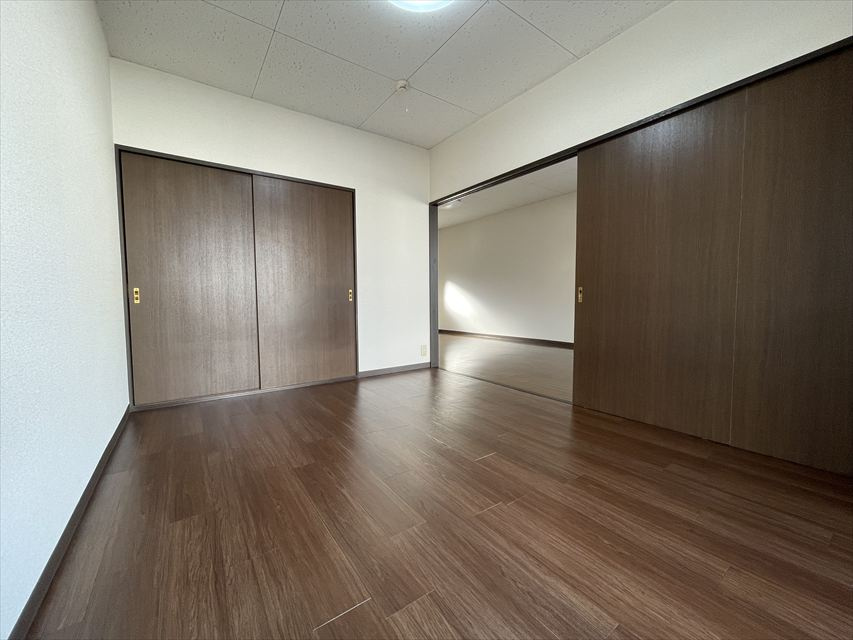 広くて明るい寝室