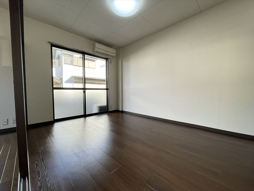 明るい洋室です