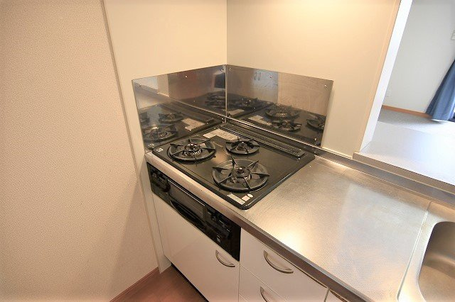 レオパレスＬａ　Ｖｉｓｔａ２のキッチン|3口　ガスコンロ付