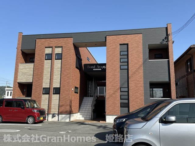 ボンドアベニュー