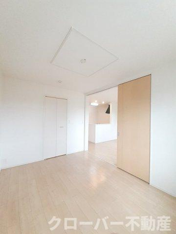 ソレイユＫＡＷＡＢＡＴＡⅡの居間・リビング