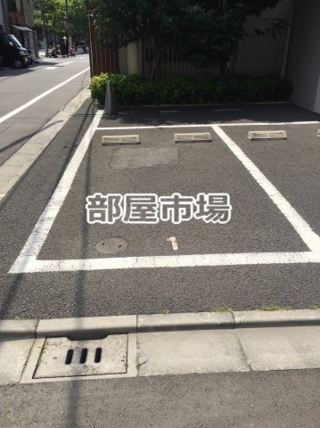 コンフォリア浅草橋DEUXの駐車場