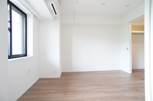 プライムメゾン江古田の杜ウェストの洋室|同タイプ5階の部屋の写真です(フローリング・建具の色が異なります)