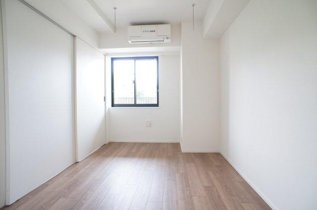 プライムメゾン江古田の杜ウェストの洋室|同タイプ5階の部屋の写真です(フローリング・建具の色が異なります)