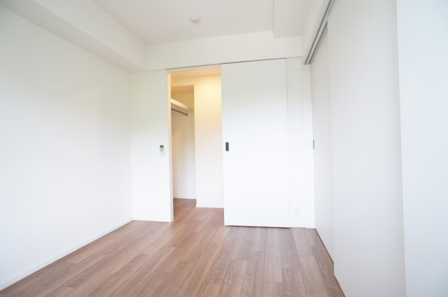 プライムメゾン江古田の杜ウェストの洋室|同タイプ5階の部屋の写真です(フローリング・建具の色が異なります)