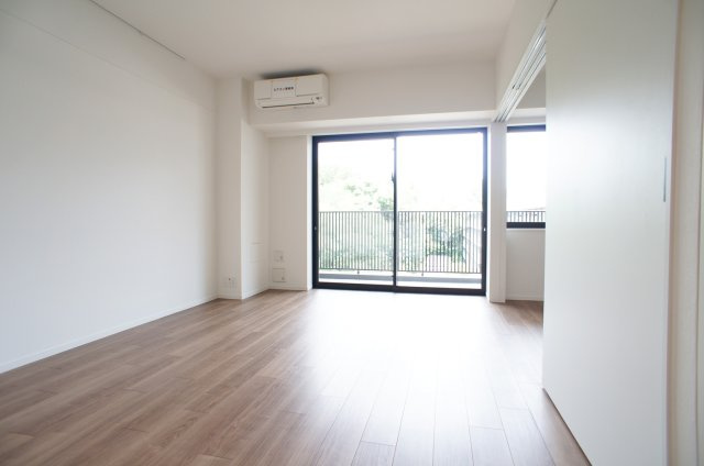 プライムメゾン江古田の杜ウェストの居間・リビング|同タイプ5階の部屋の写真です(フローリング・建具の色が異なります)