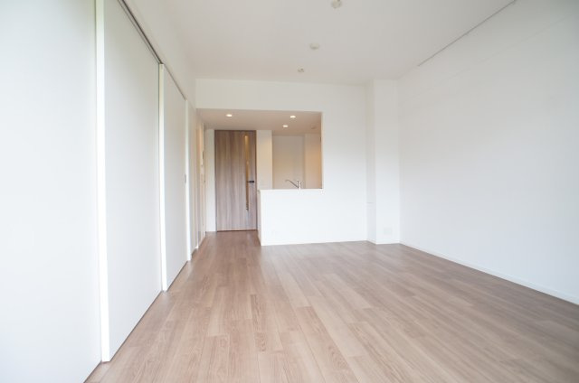 プライムメゾン江古田の杜ウェストの居間・リビング|同タイプ5階の部屋の写真です(フローリング・建具の色が異なります)