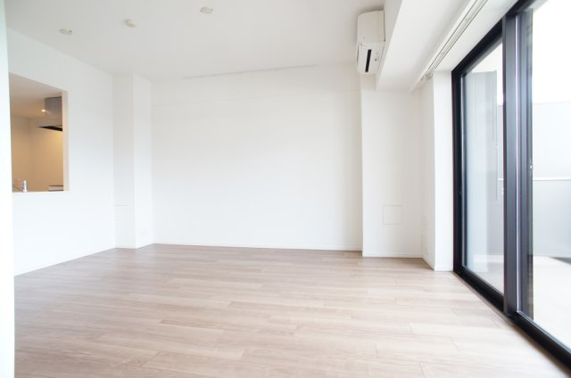 プライムメゾン江古田の杜ウェストの居間・リビング|同タイプ5階の部屋の写真です(フローリング・建具の色が異なります)