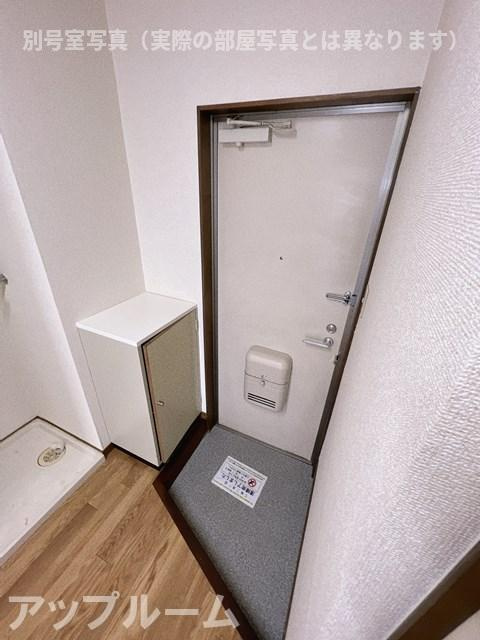 サープラス雉子野Bの玄関