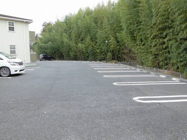 プロムナード弐番館の駐車場