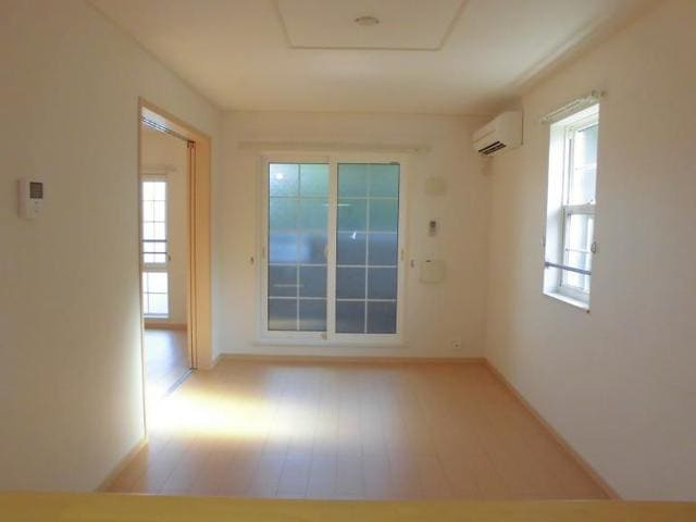 プロムナード弐番館の居間・リビング