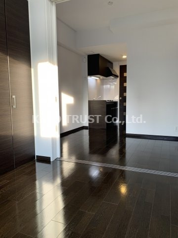 扇町公園プライマリーワンの居間・リビング|こちらの居間で趣味の時間をお楽しみください