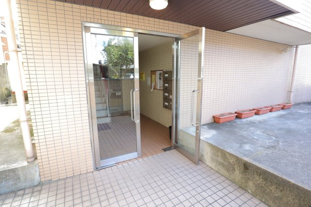 サニーコート菜畑のエントランス