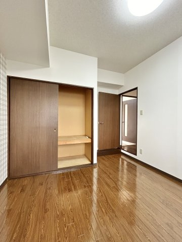 ソレアード川添の洋室