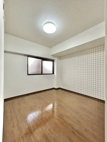 ソレアード川添の洋室