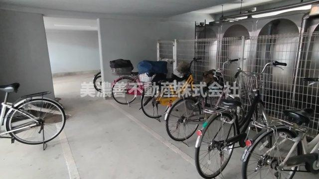 ６６１７４　ビューハイツ薮田の駐輪場